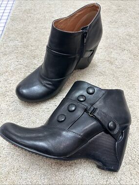 Miz Mooz Women's Black Leather Ankle Booties with Decorative Buttons.  size 8